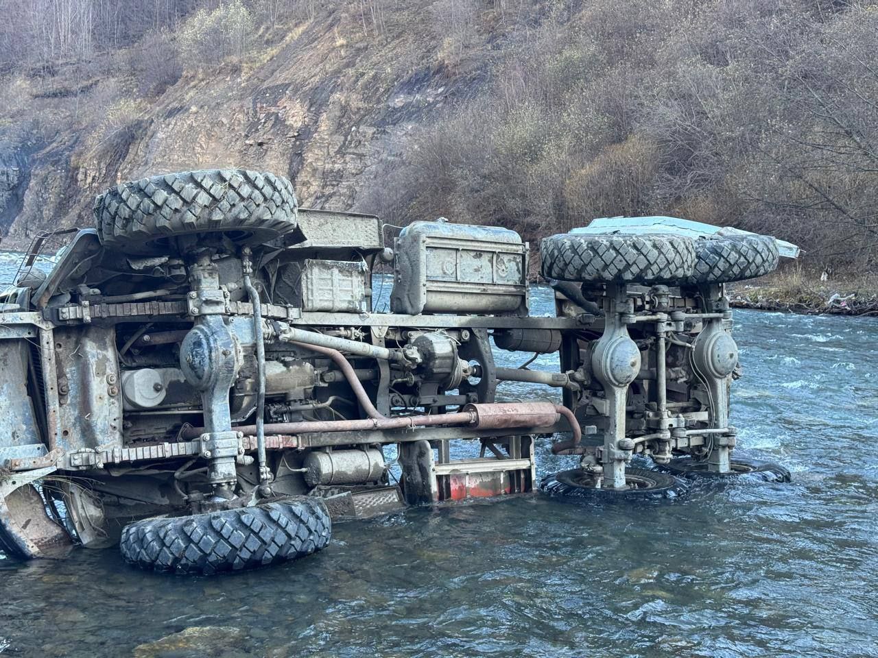 Грузовик с людьми сорвался в обрыв в Дагестане