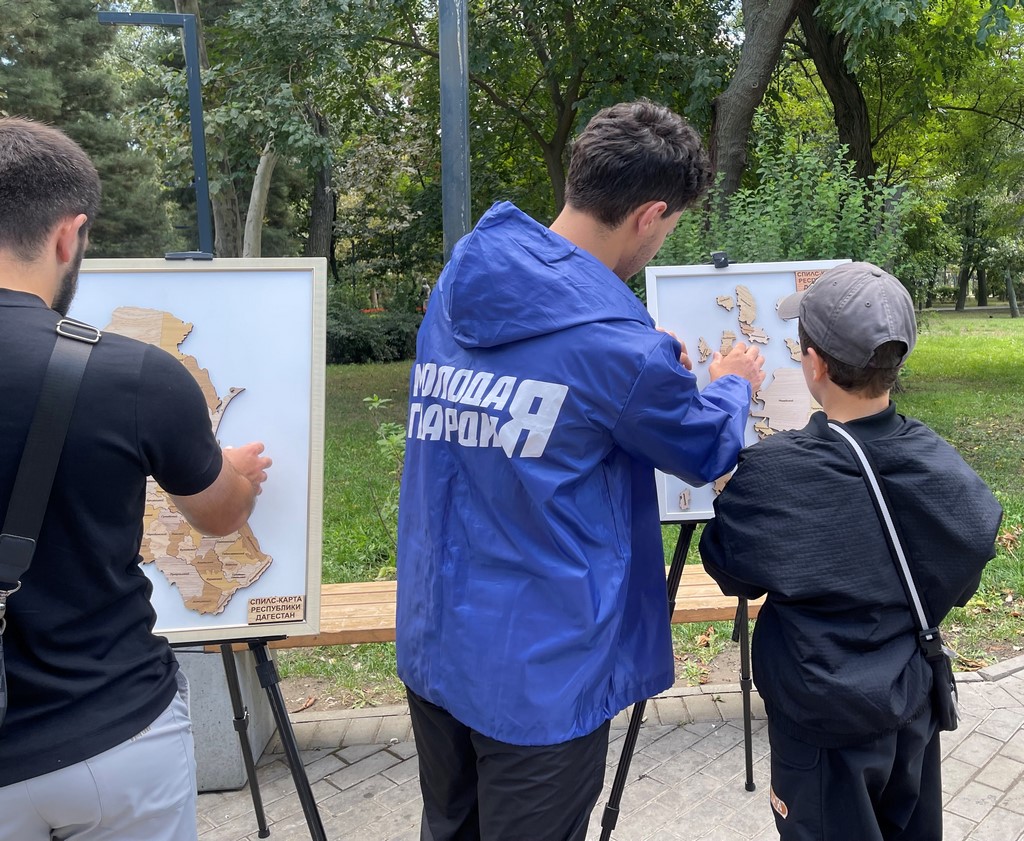 Молодогвардейцы провели патриотическую акцию в Махачкале ко Дню единства народов Дагестана