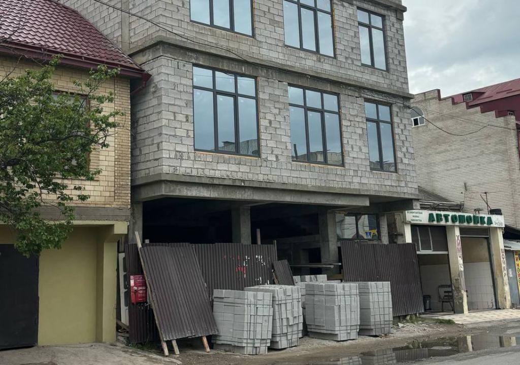 В Махачкале снесут незаконно построенный трехэтажный дом
