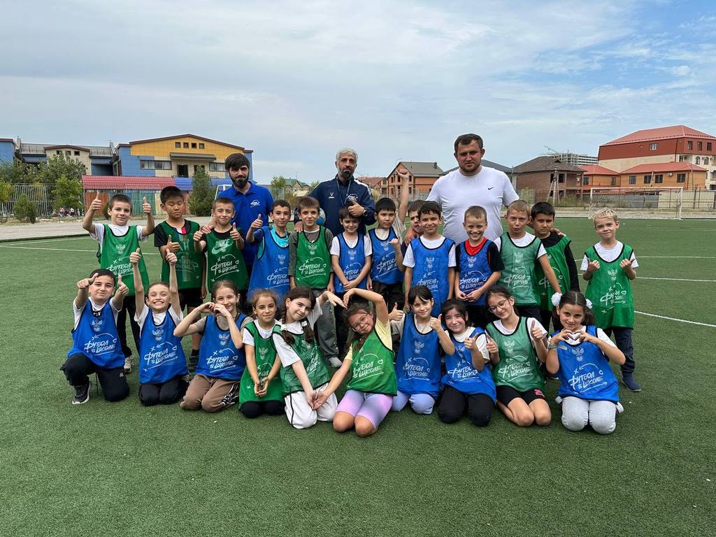 Урок футбола провели в Республиканском центре образования в Каспийске