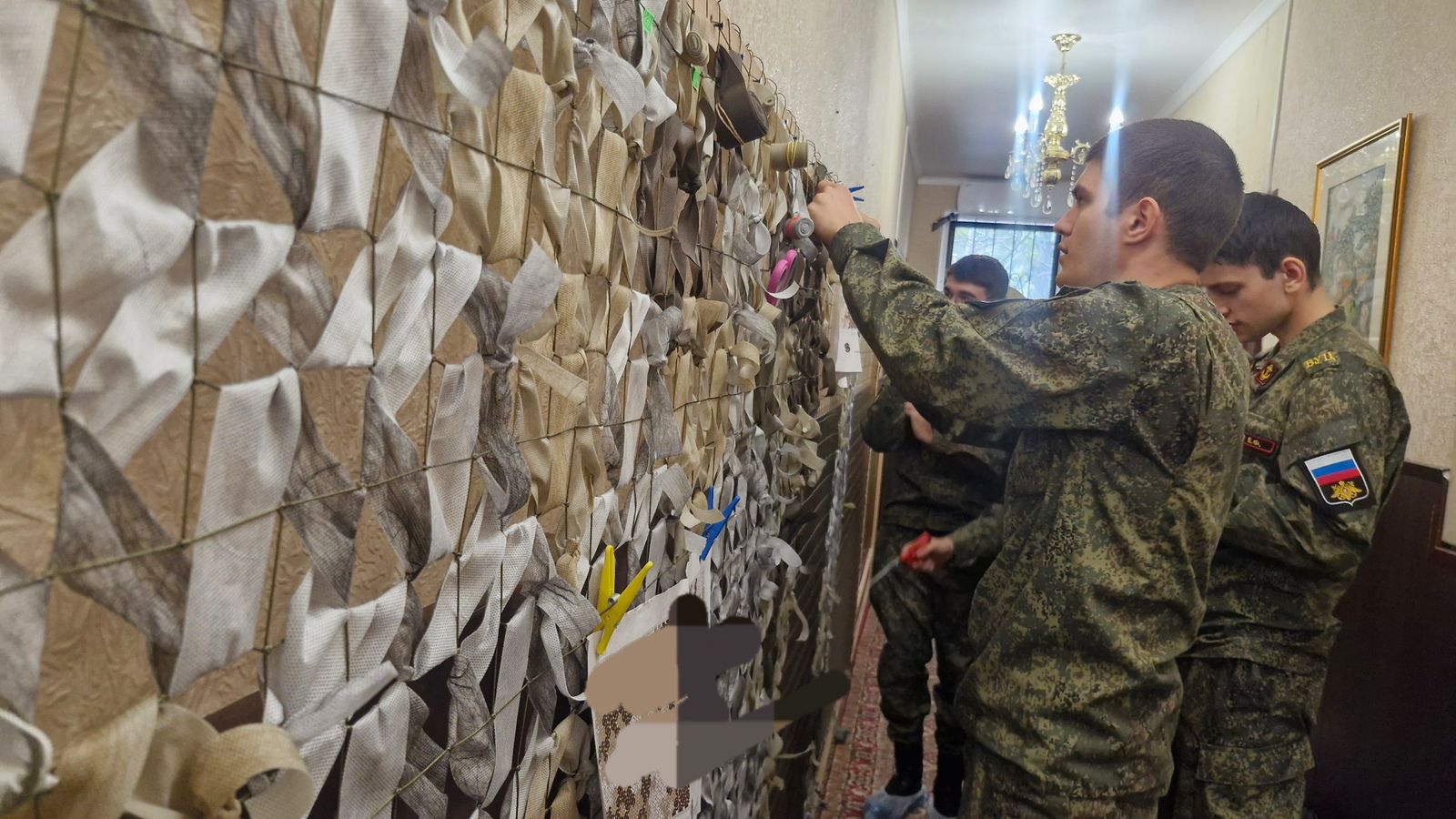 Курсанты Военного учебного центра ДГТУ плетут маскировочные сети для бойцов СВО