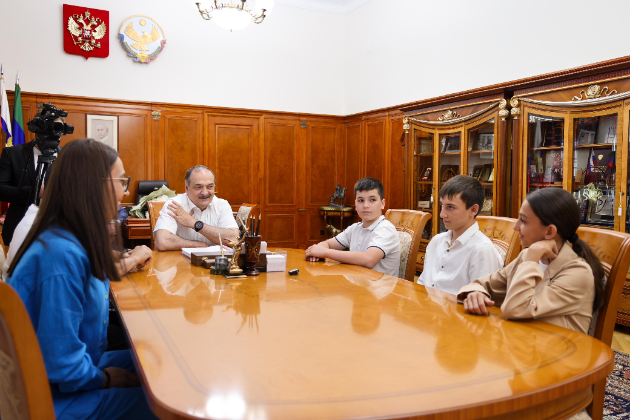 Глава Дагестана накануне Дня молодежи встретился с отличившимися дагестанскими детьми