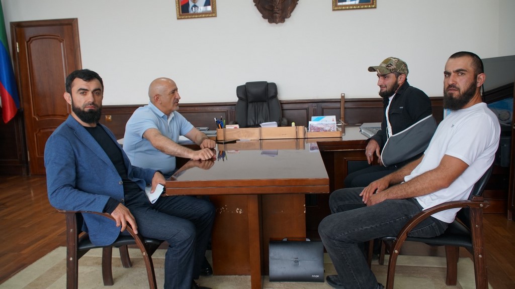 Глава Дахадаевского района встретился с участником СВО Асхабали Магомедовым