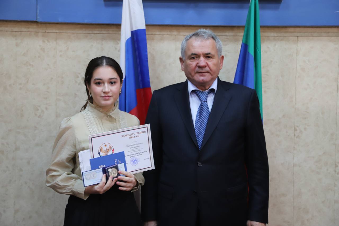 Торжественное вручение медалей отличившимся выпускникам состоялось в Левашинском районе