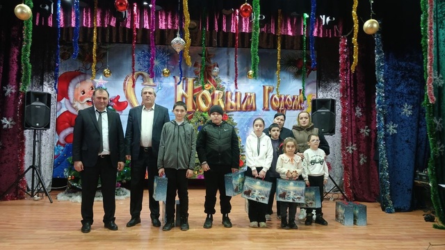 Глава Хивского района поздравил с наступающим Новым годом детей участников СВО