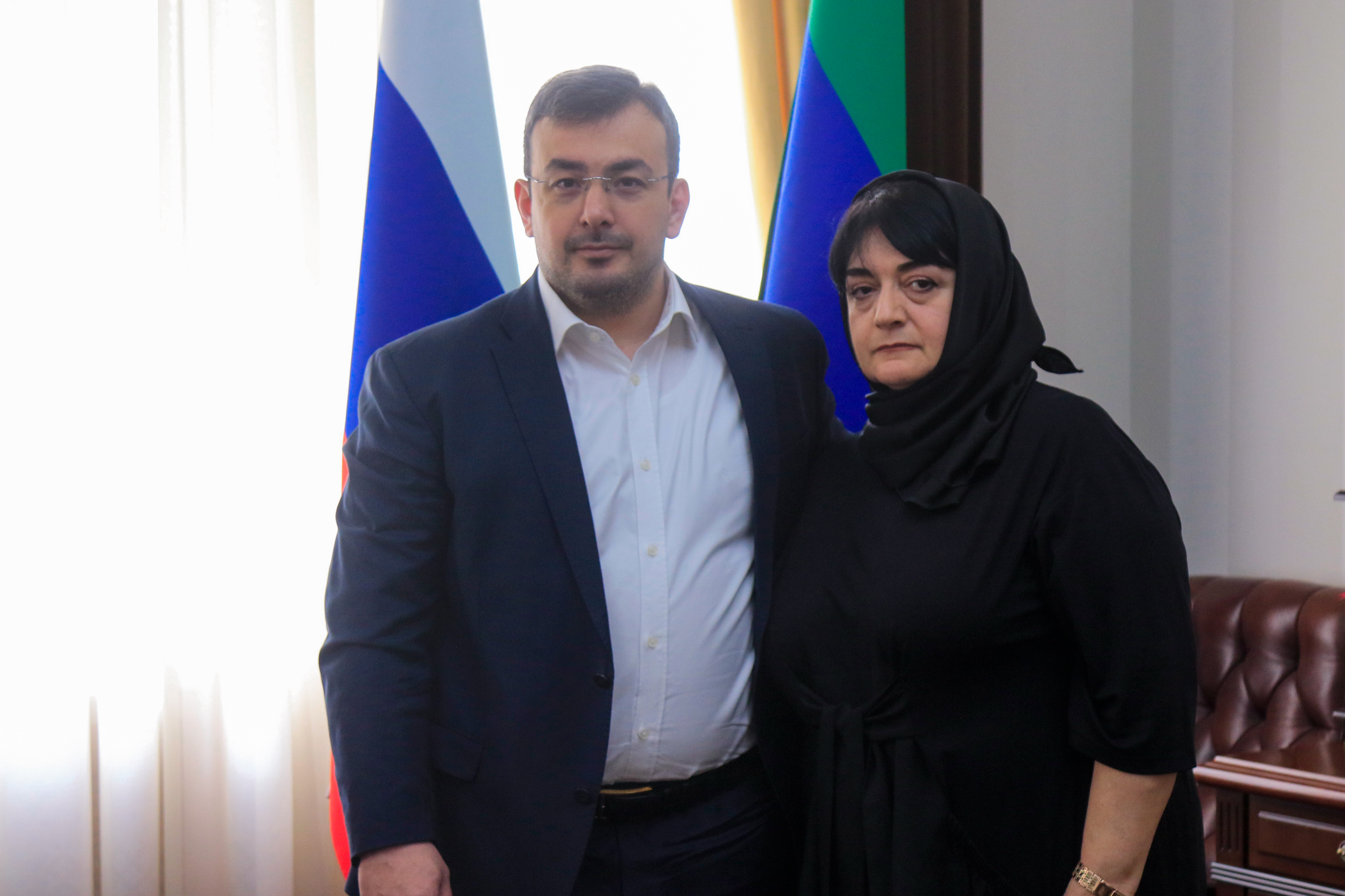 Глава Минтруда РД Магомедзагид Кихасуров встретился с супругой Героя России Магомедали Магомеджанова