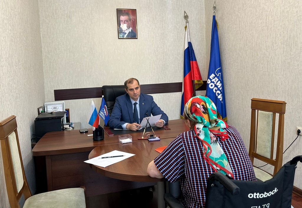 Депутат Заур Амиралиев выслушал обращения махачкалинцев в приемной «Единой России»