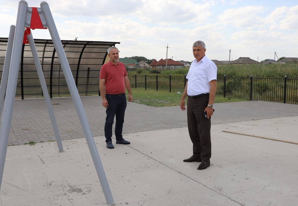 В Кизлярском районе строят новые детские площадки по программе «Формирование комфортной городской среды»