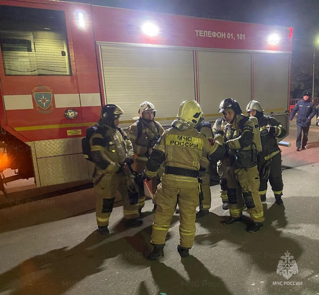 Огнеборцы провели учения в детской клинической больнице Махачкалы