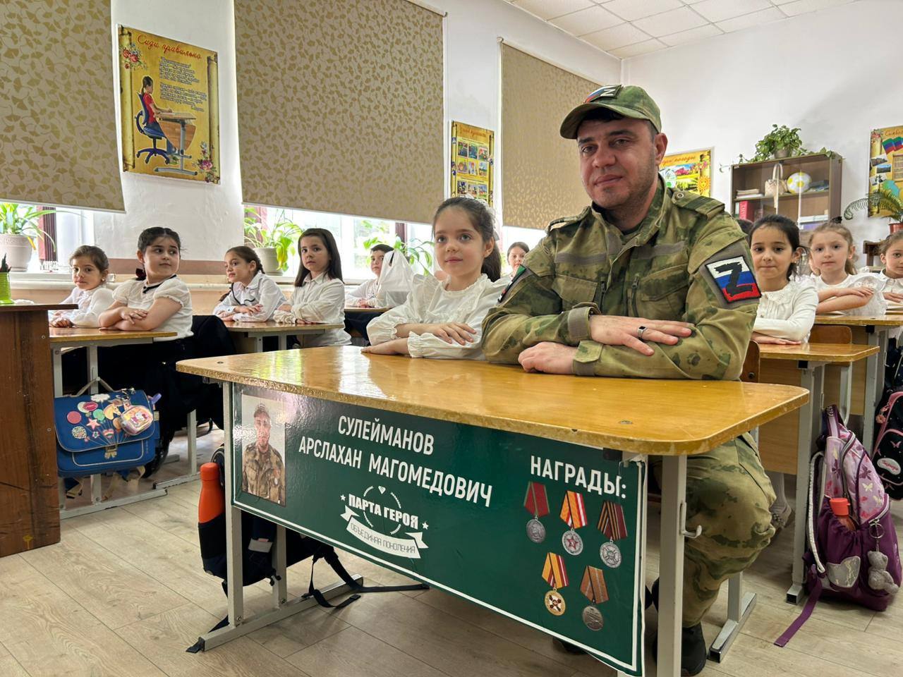 «Парты героев» открыли в одной из школ Хасавюрта