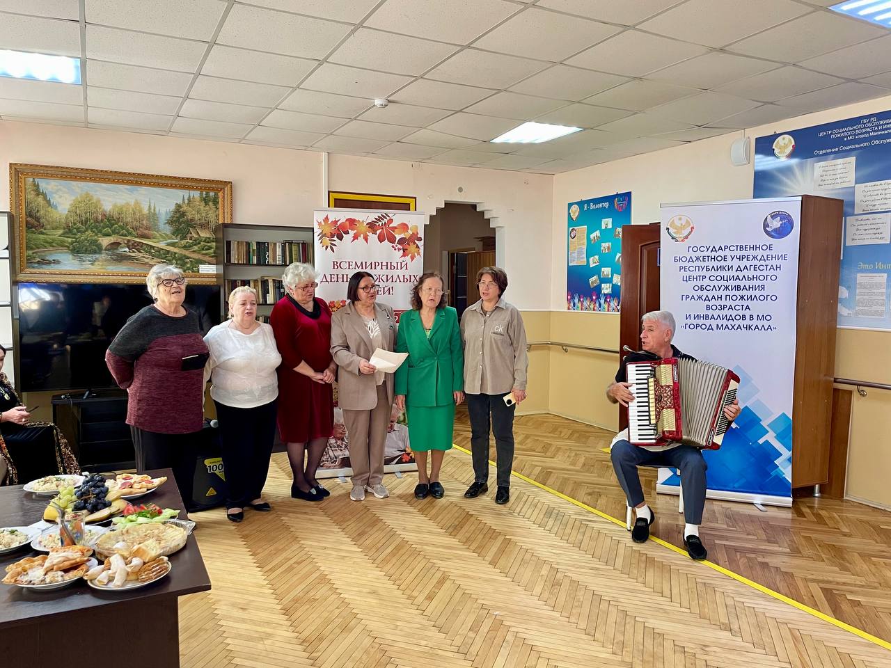 Более 100 пожилых махачкалинцев получили подарки ко Дню пожилого человека