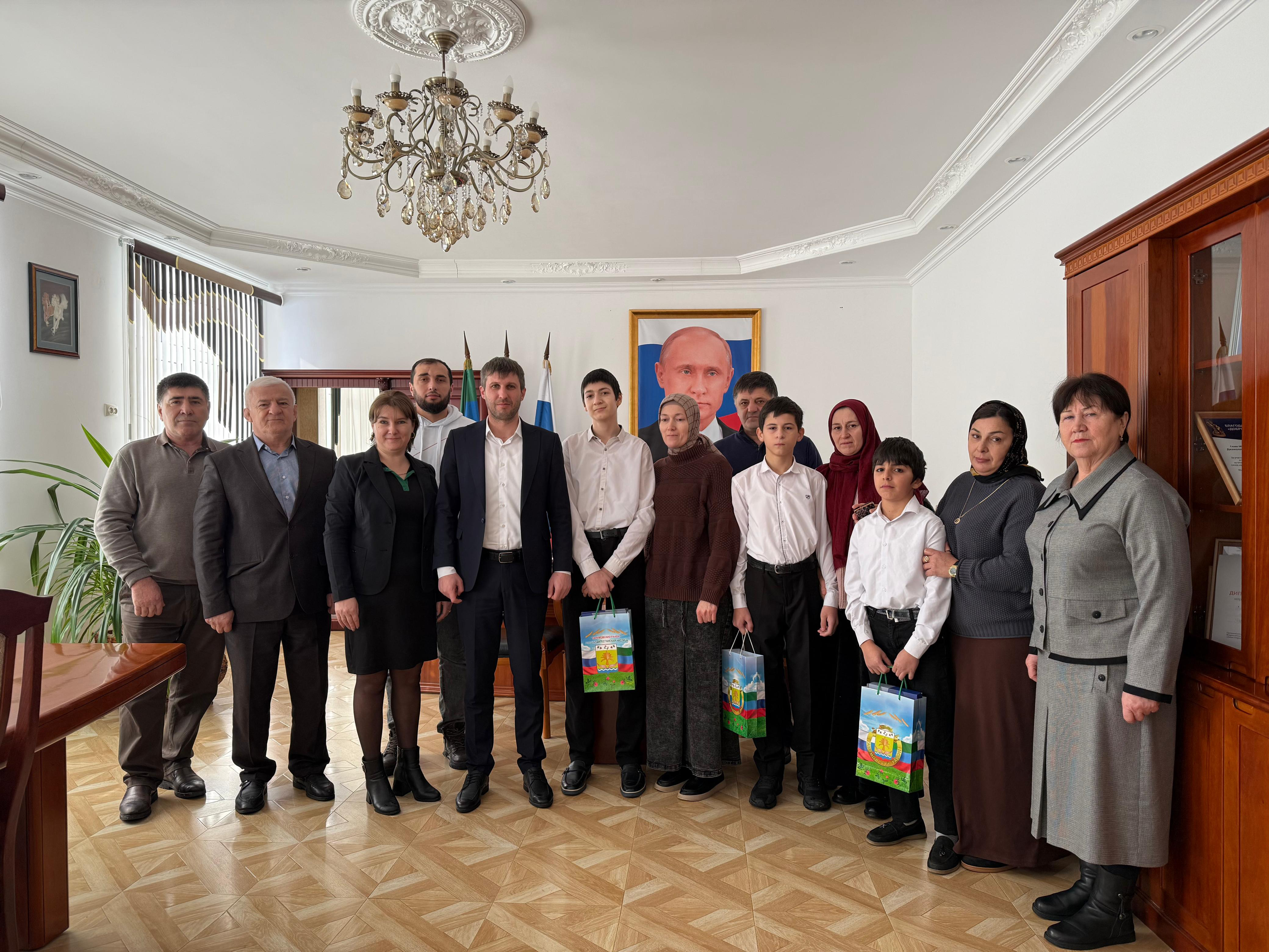 Василий Джамалов встретился со школьниками, помогавшими в тушении пожара в селе Рассвете