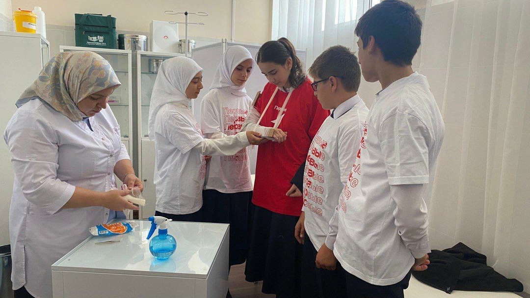 «Первые» Казбековского района осваивают навыки оказания первой помощи