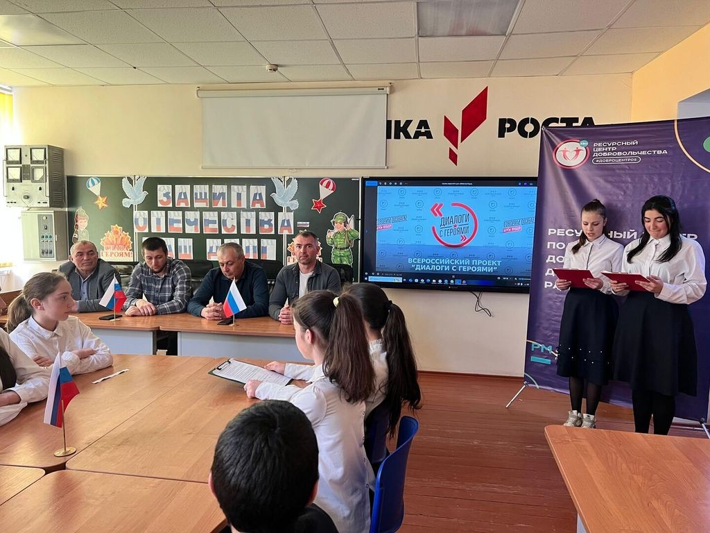 Школьники Дахадаевского района встретились с участником СВО Мусабеком Мусабековым