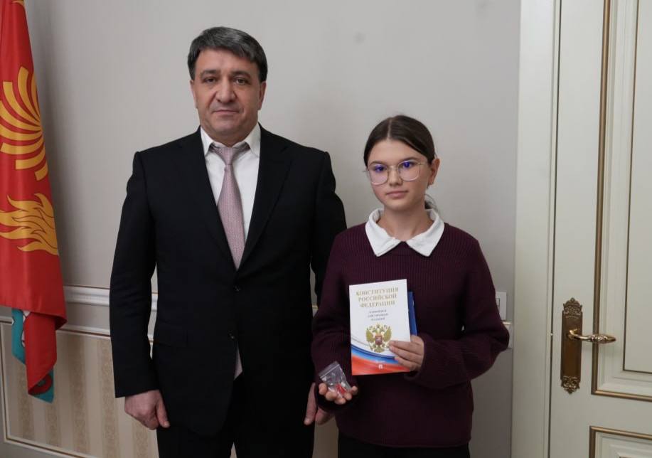 Джамбулат Салавов поздравил юных махачкалинцев с получением паспортов