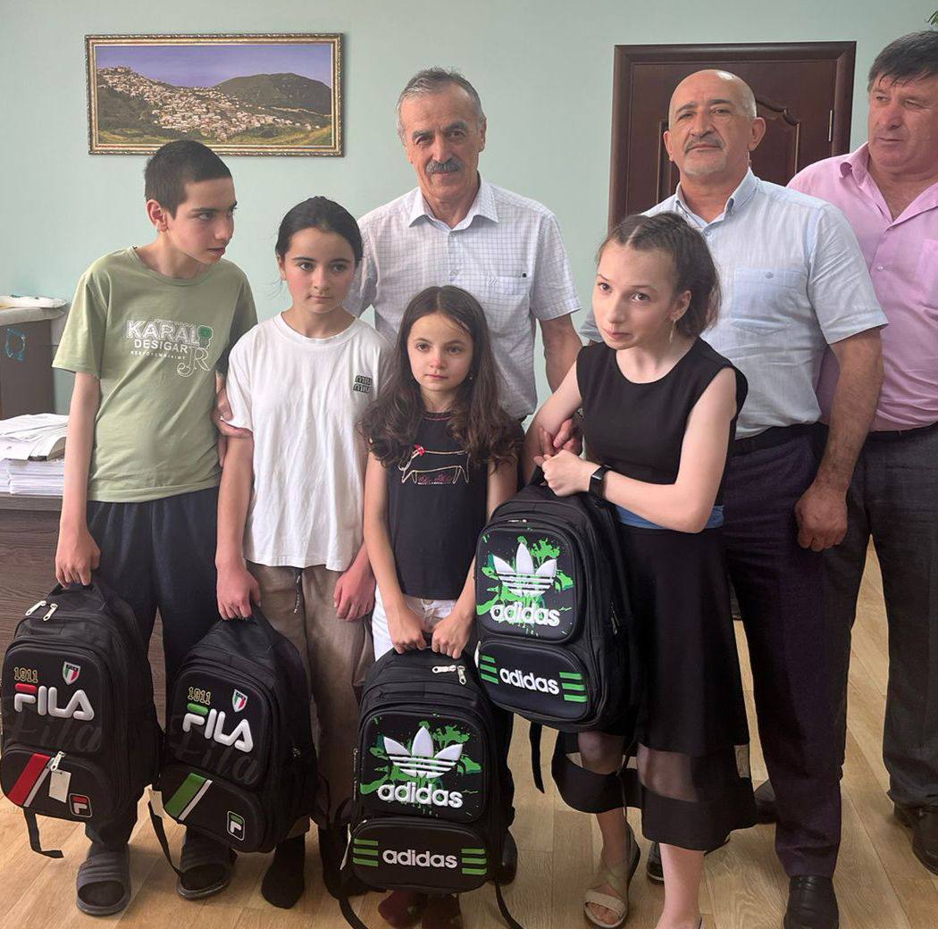 Депутат Госдумы Нурбаганд Нурбагандов помог собраться в школу детям из Дахадаевского района