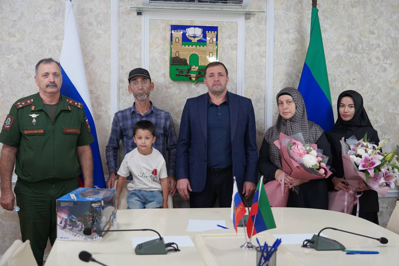 В Хасавюрте семье погибшего участника СВО передали орден Мужества
