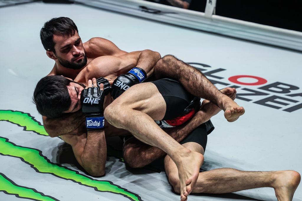 Боец Шамиль Гасанов приблизился к «титульнику» в ONE