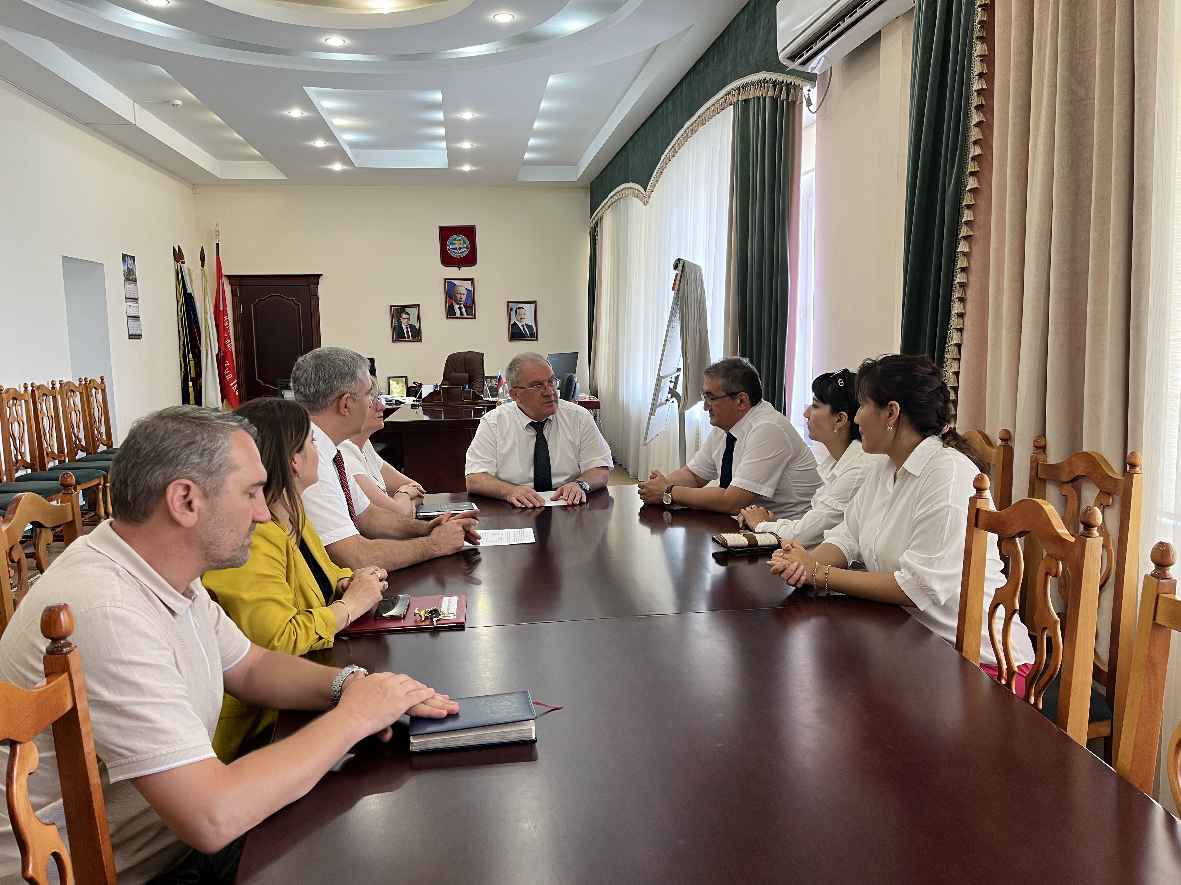 В ДГМУ прошла встреча с представителями медицинских вузов Узбекистана