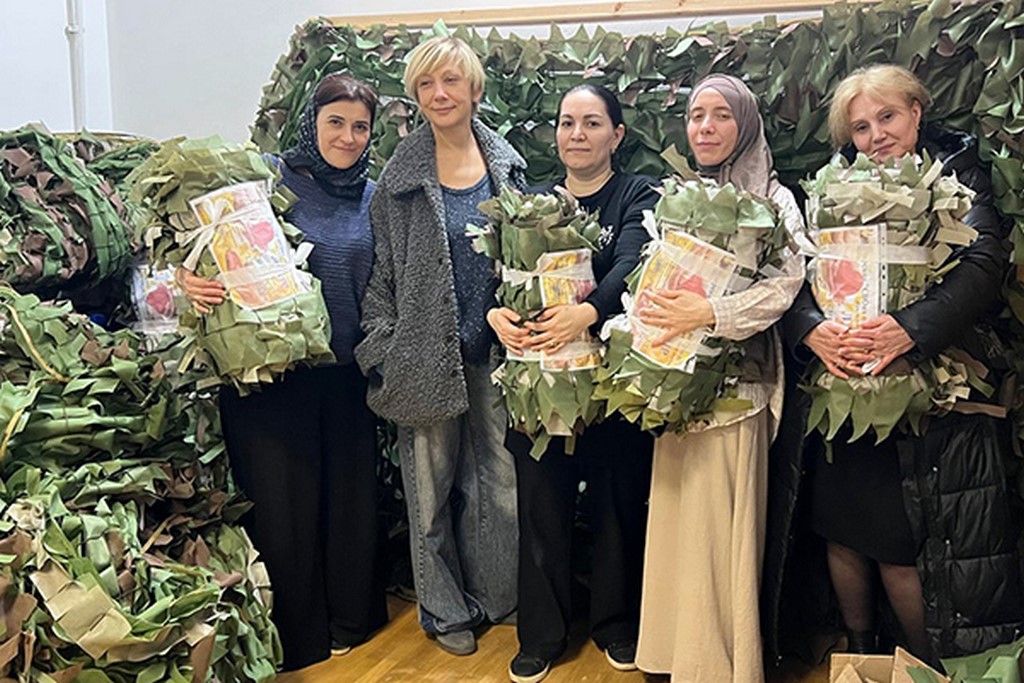 Семьи сотрудников исправительного учреждения изготовили маскировочные сети для участников СВО