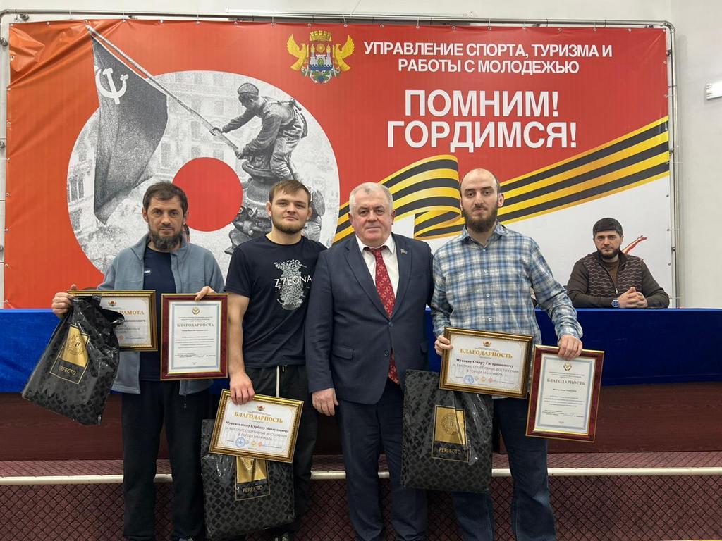 Мурат Пайзулаев вручил благодарности работникам спортивно-адаптивной школы