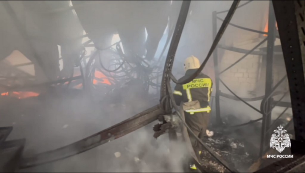 В Дагестане произошел пожар на складах, пострадавших нет – МЧС