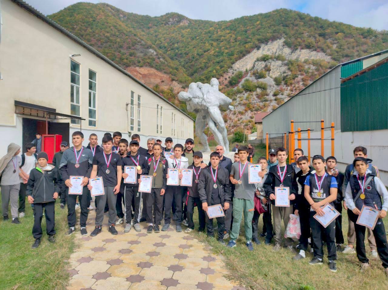 В Табасаранском районе ко Дню учителя провели турнир по борьбе