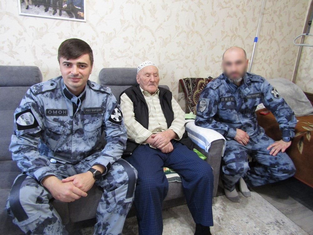 В Дагестане росгвардейцы навестили ветерана ВОВ Мусу Багаудинова