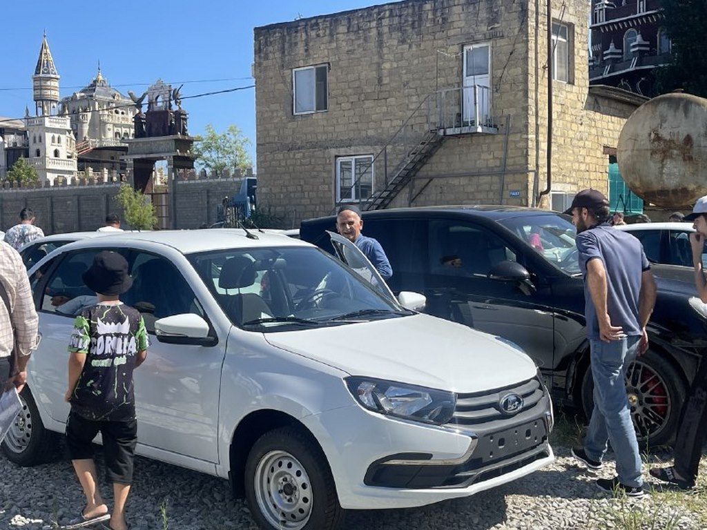 Автомобили «Lada Granta» от Соцфонда по Дагестану получили 22 жителя республики