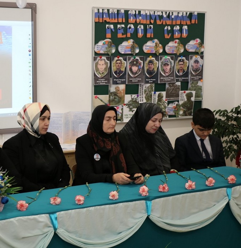 В образовательных учреждениях Казбековского района продолжают проводить «уроки мужества»