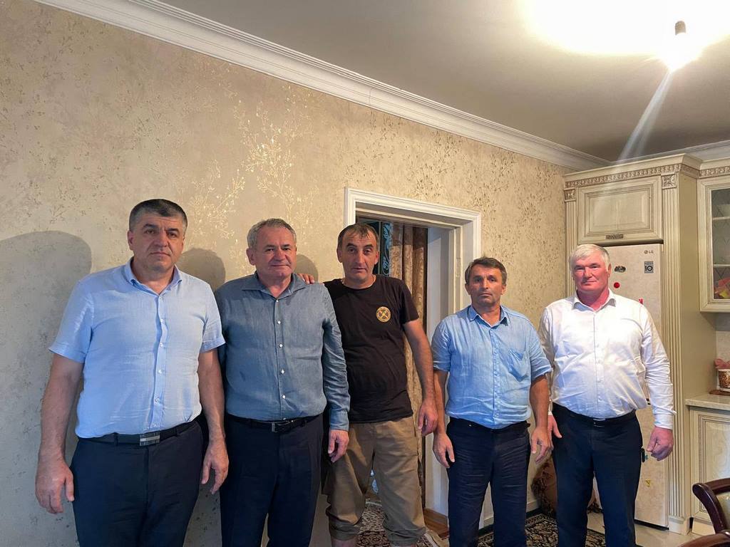 Глава Левашинского района навестил раненого земляка-участника СВО