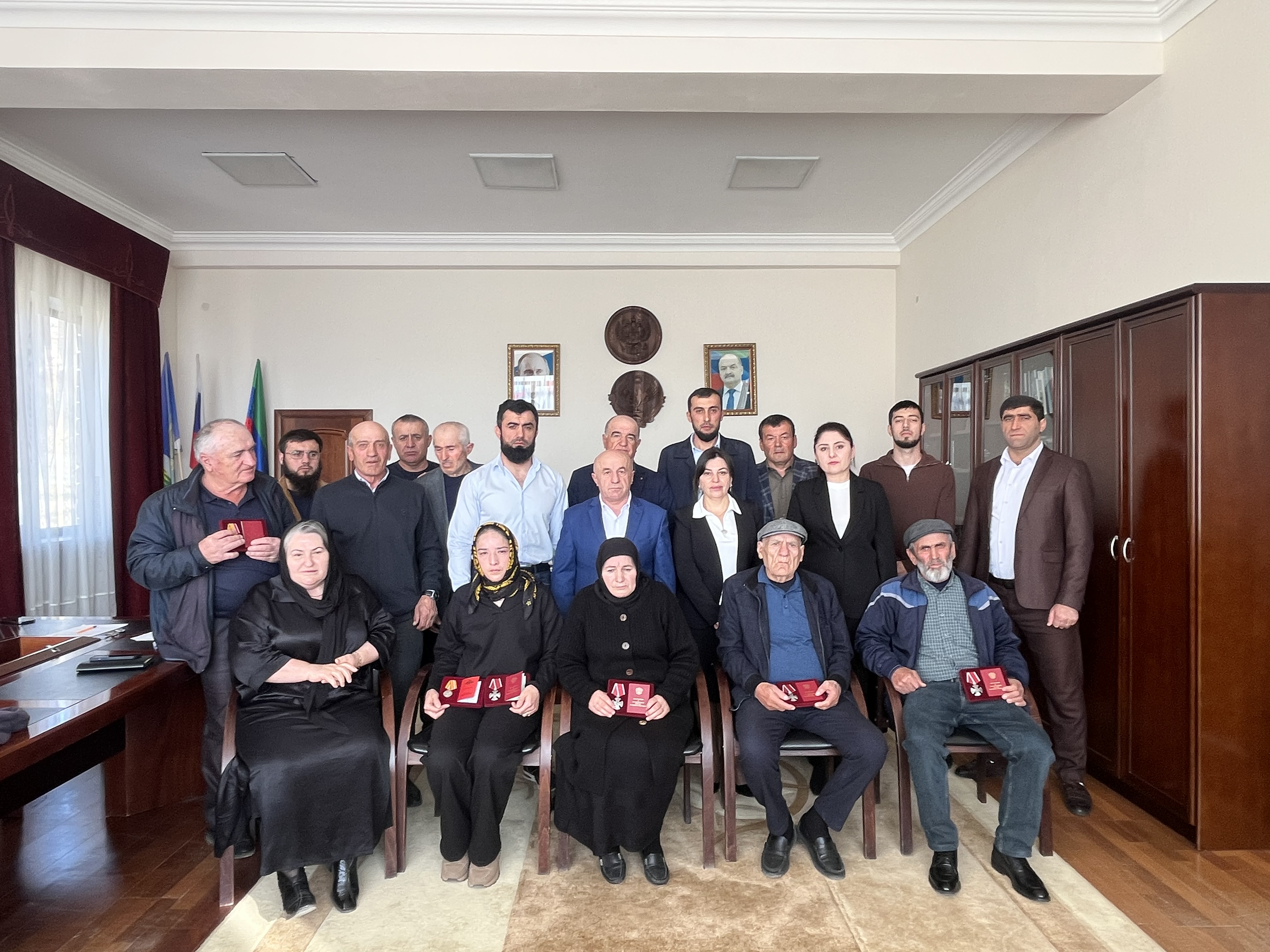 Руководство Дахадаевского района передало госнаграды родственникам погибших военнослужащих и действующим участникам спецоперации