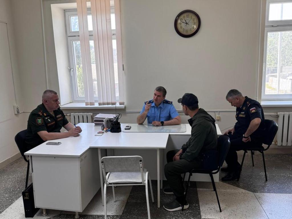 Военный прокурор Махачкалинского гарнизона посетил госпиталь с военнослужащими