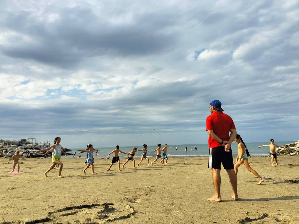 В Каспийске проводят бесплатные занятия по плаванию на открытой воде
