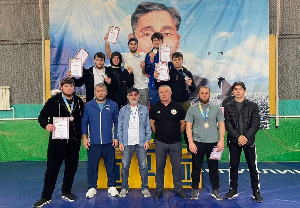 Дагестанские борцы на поясах победили на турнире в Калмыкии
