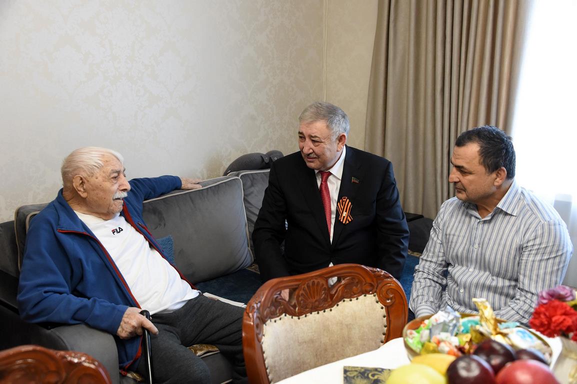 Сайгидахмед Ахмедов поздравил ветерана Гаджи Инчилова с Днем Победы