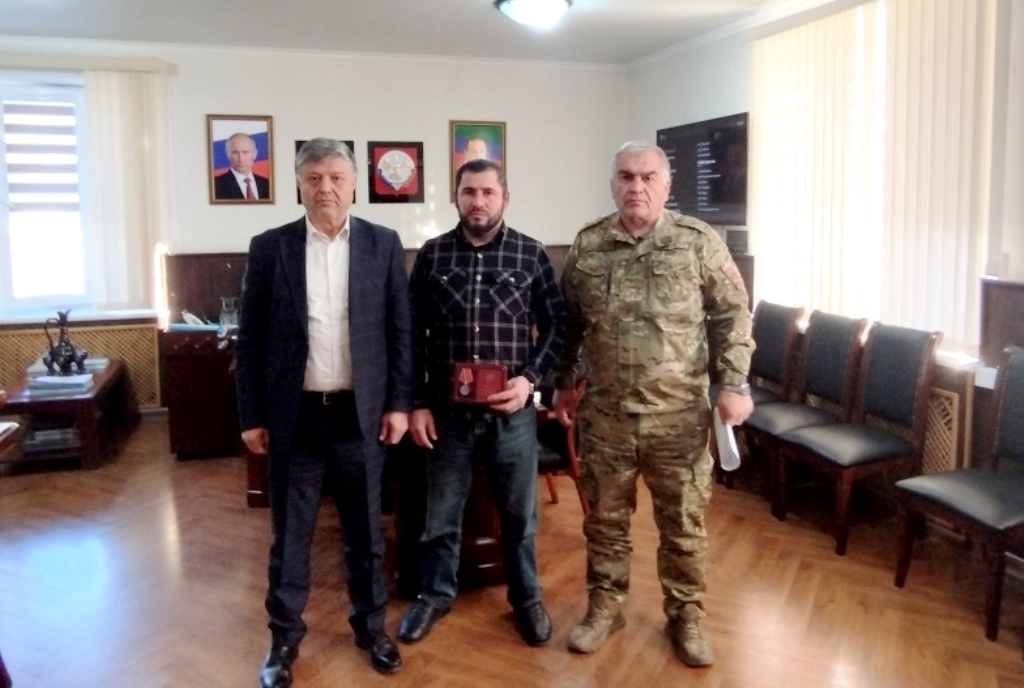 Глава Гунибского района вручил медаль Суворова брату погибшего участника СВО