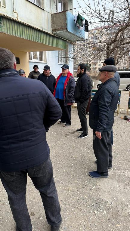 Единороссы проводят встречи с активными жителями многоквартирного дома города Каспийска