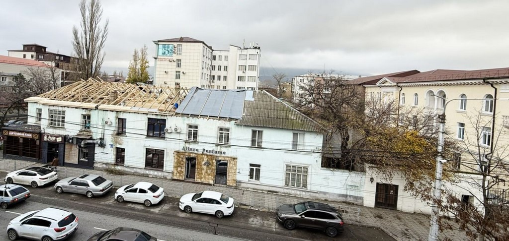 В Махачкале в многоэтажке после сноса самостроя начался капремонт кровли