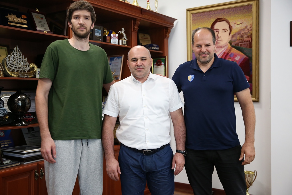 Сажид Сажидов встретился с баскетболистом ЦСКА Русланом Абдулбасировым