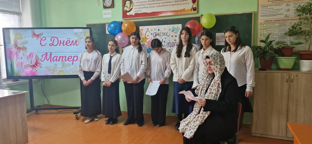 Школьники Избербаша провели праздник для технического персонала ко Дню матери