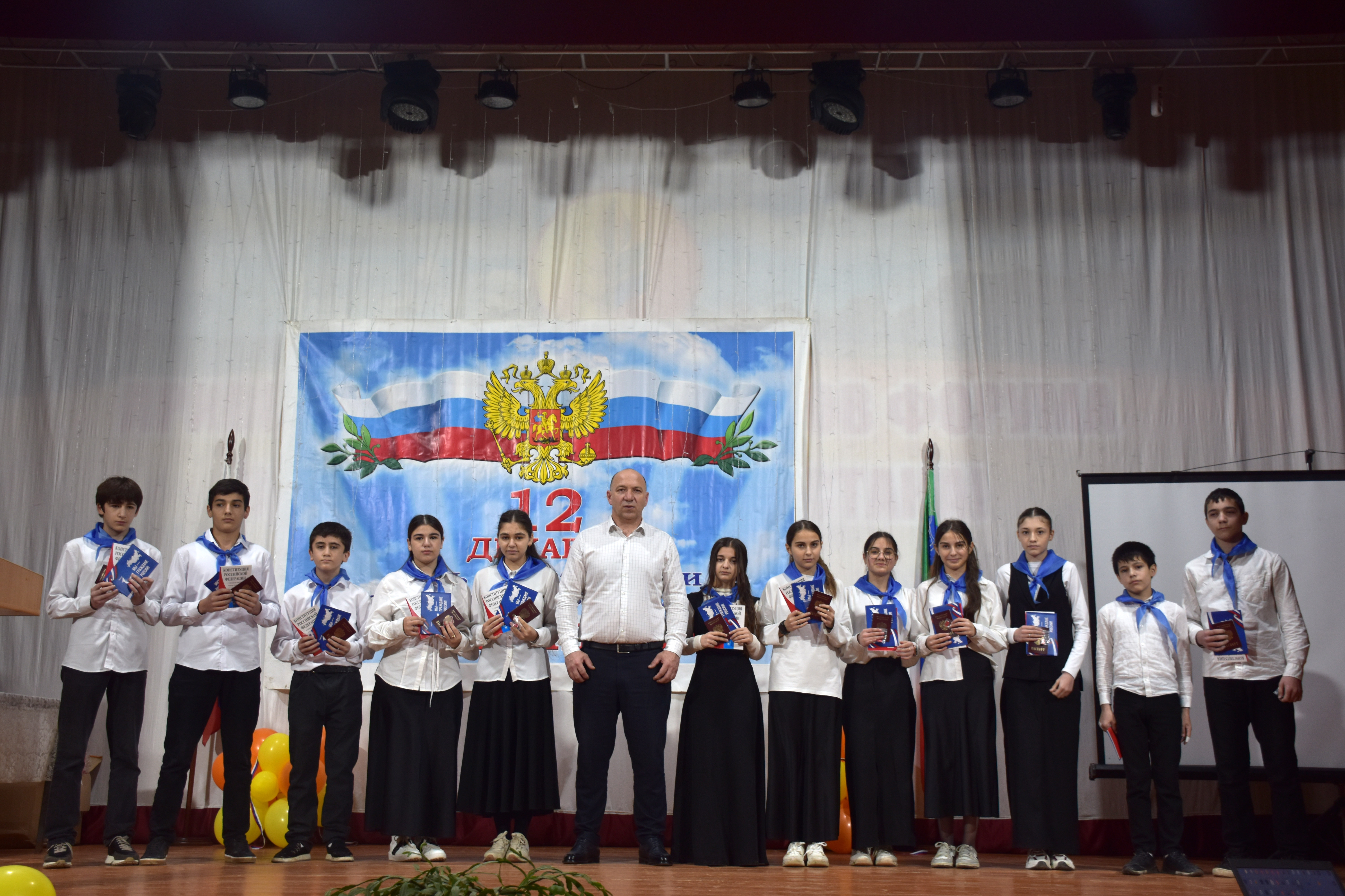 Торжественное вручение паспортов школьникам прошло в Кайтагском районе в День Конституции