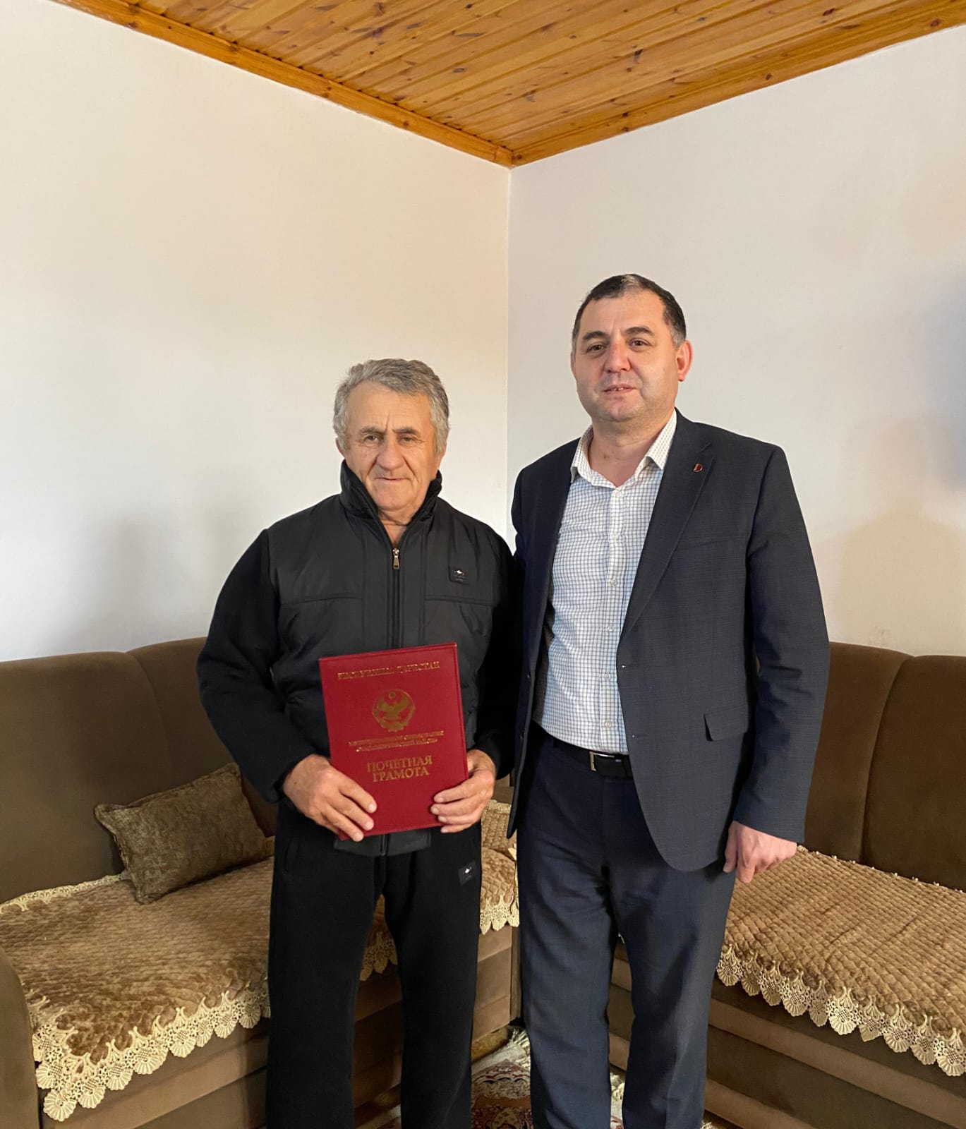 Глава Хасавюртовского района наградил Почетной грамотой артиста Латипа Шаипова