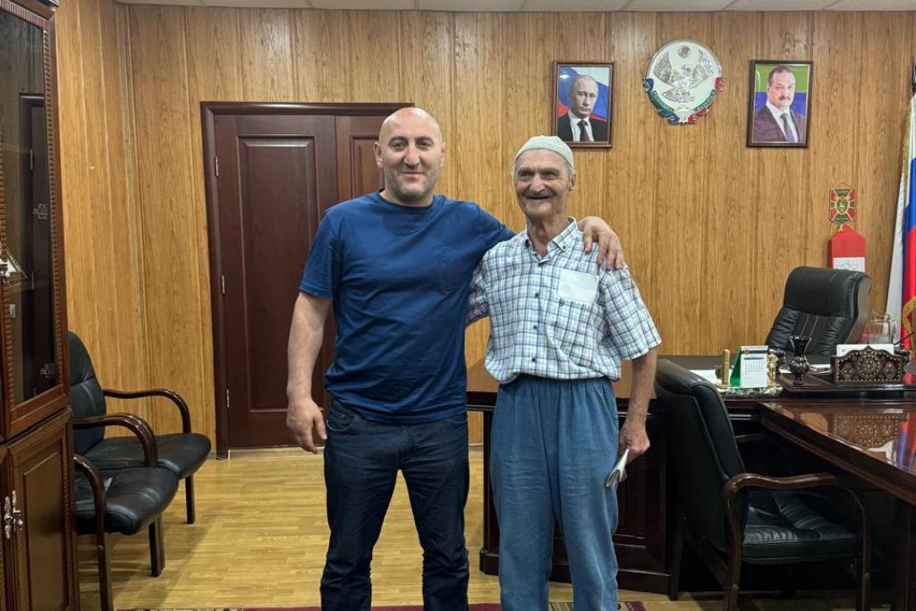 Глава Тляратинского района встретился с участником венгерских событий