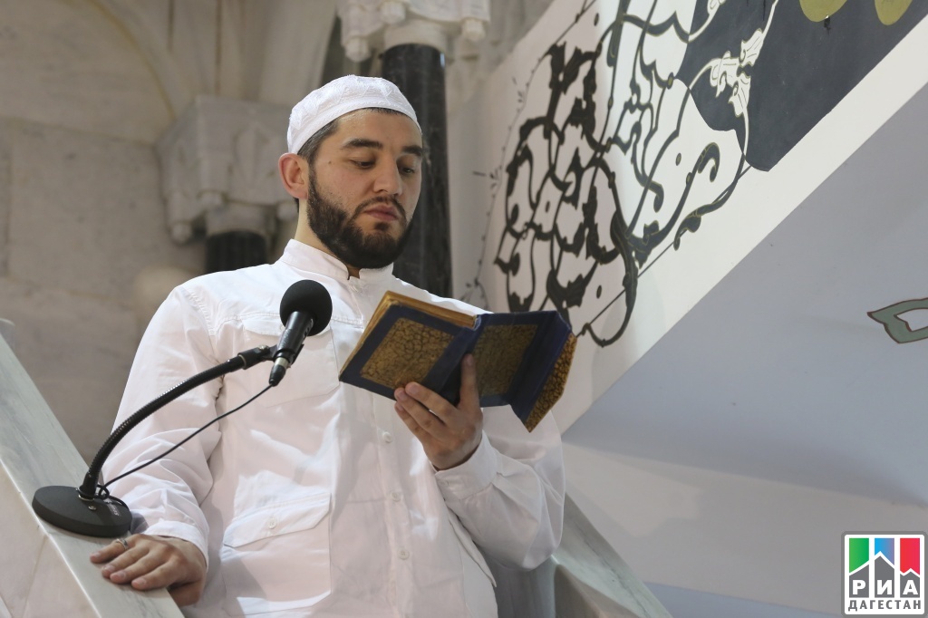 Азан в джума мечети. Мусульмане Дагестан намаз. Джума-мечеть Махачкала курсы чтения Корана. Мусульман Дагестан картинки.