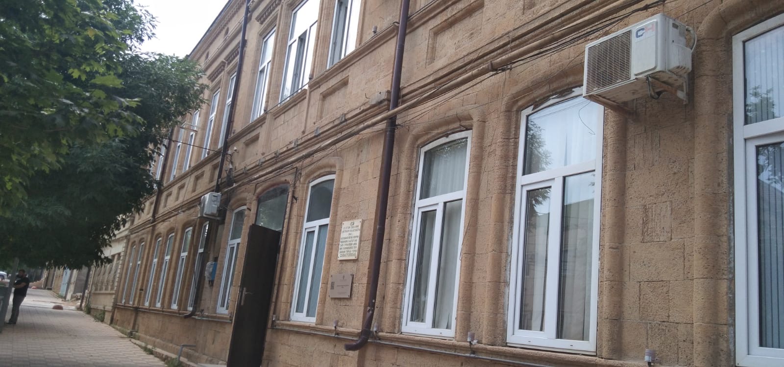 Единороссы проверили ход капремонта детской поликлиники в Дербенте