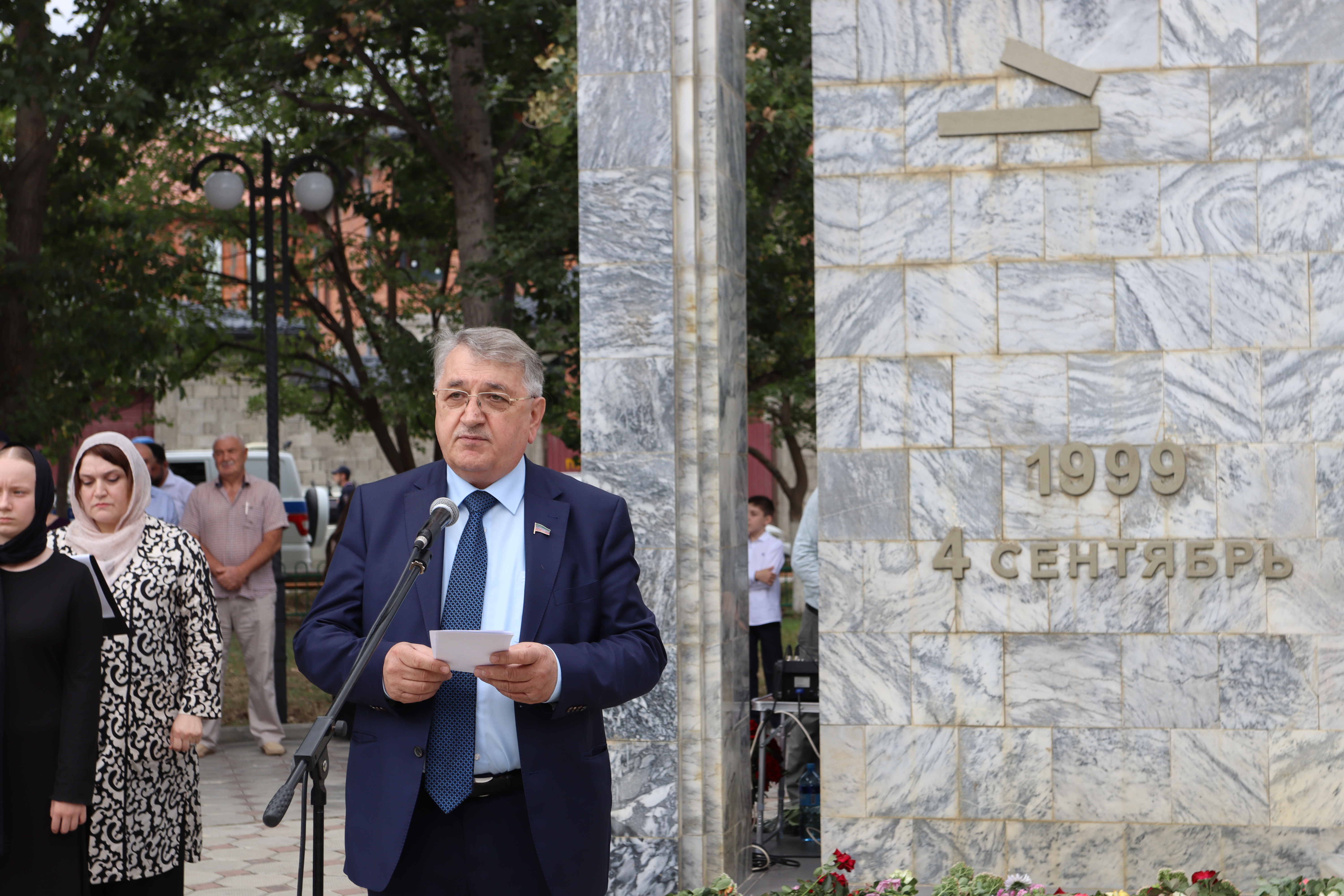 В Буйнакске вспоминали чудовищный террористический акт, совершенный 26 лет назад