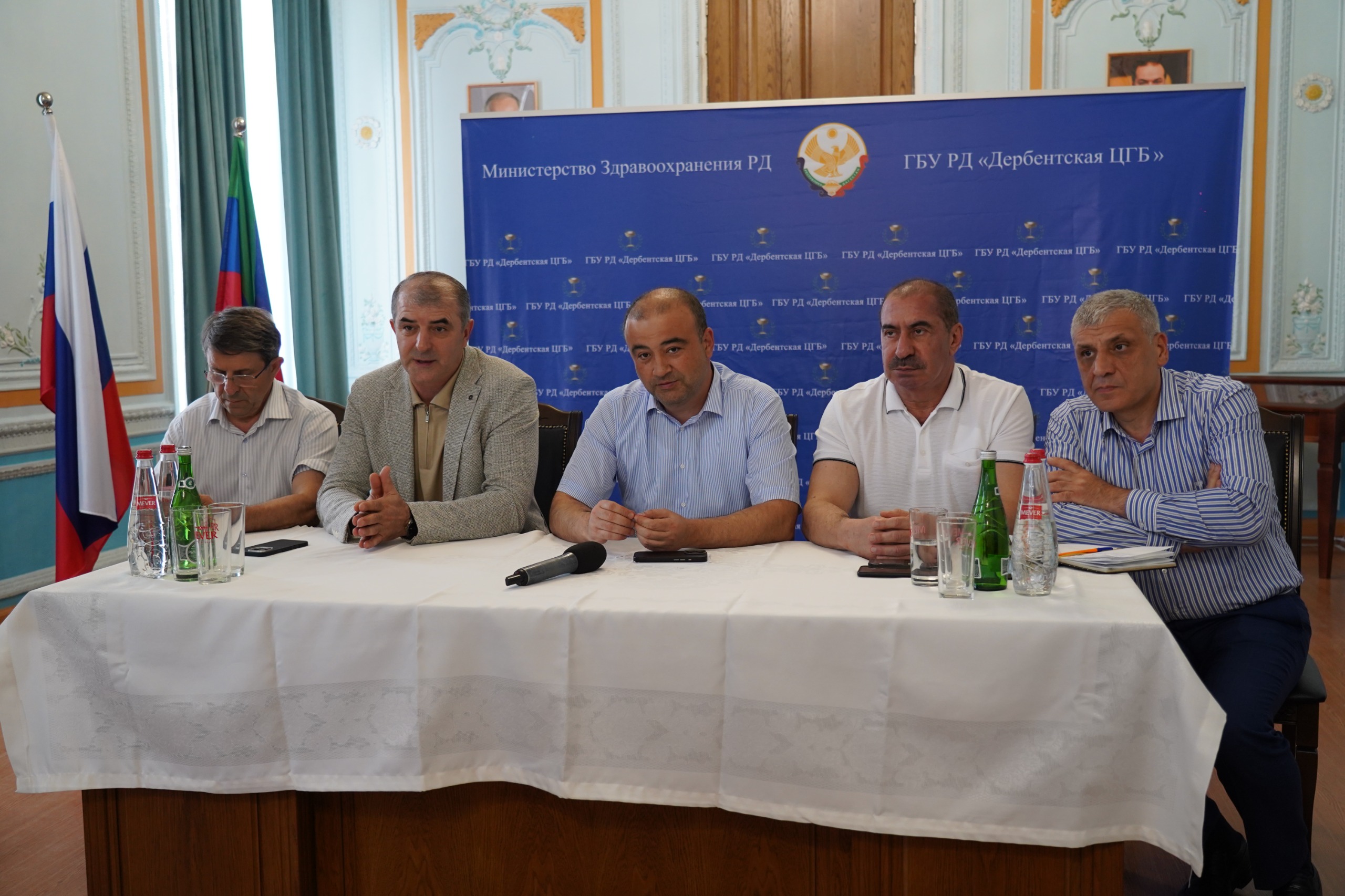 Мэр Дербента Ханлар Пашабеков поздравил медработников с их профессиональным праздником