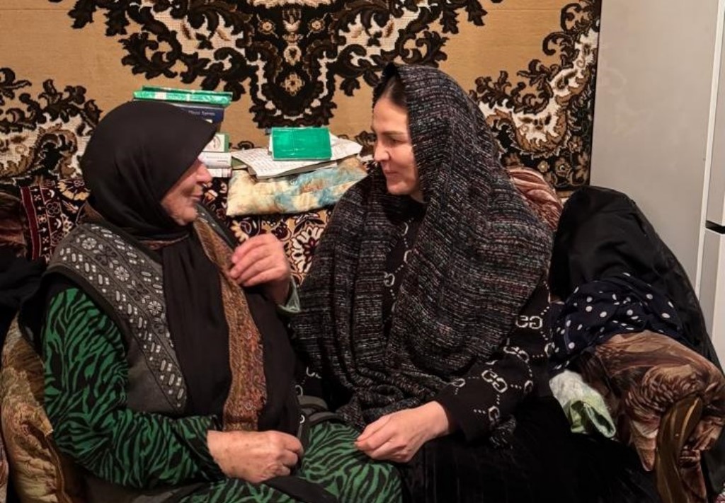 Работники Центра занятости Гунибского района навестили вдову участника Великой Отечественной войны