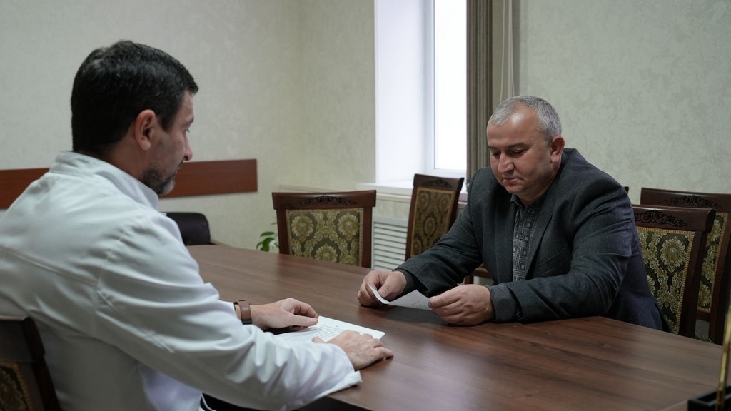 Глава Казбековского района обсудил ситуацию с детскими отравлениями с главврачом ЦРБ